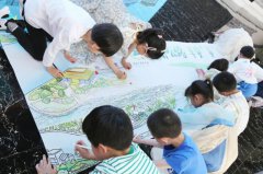 與學(xué)生們共同完成平安‘童’行主題彩繪圖發(fā)起愛路護(hù)路