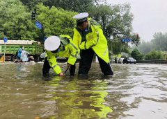 設置警力執勤交警和輔警冒雨協助排水部門進行排水作業