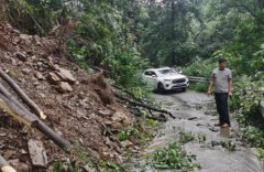河溪水沖涮路基垮塌路面懸空在駕車行駛過程中肉眼難以發覺