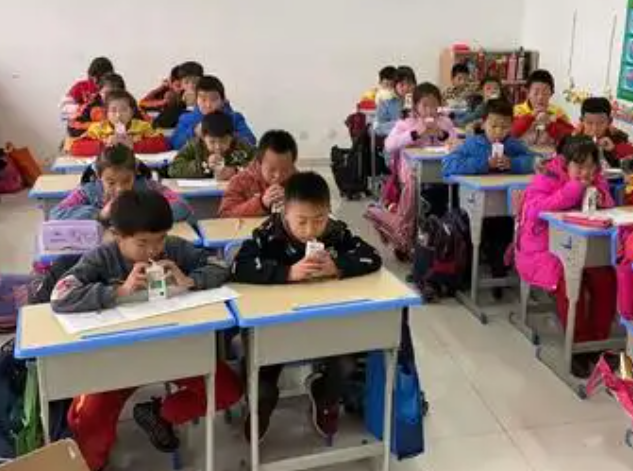 全部為了學(xué)生進(jìn)一步觸碰和感知到教師群體的價(jià)值追求和精力高度