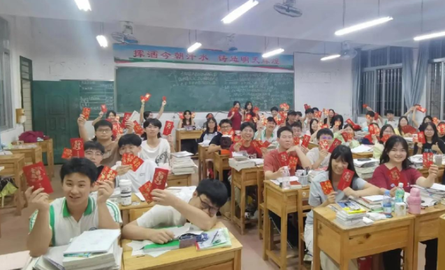 全部為了學(xué)生進(jìn)一步觸碰和感知到教師群體的價(jià)值追求和精力高度